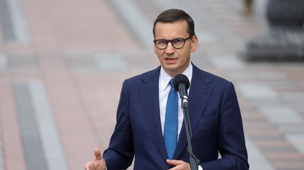 Mateusz Morawiecki spricht zur Presse.