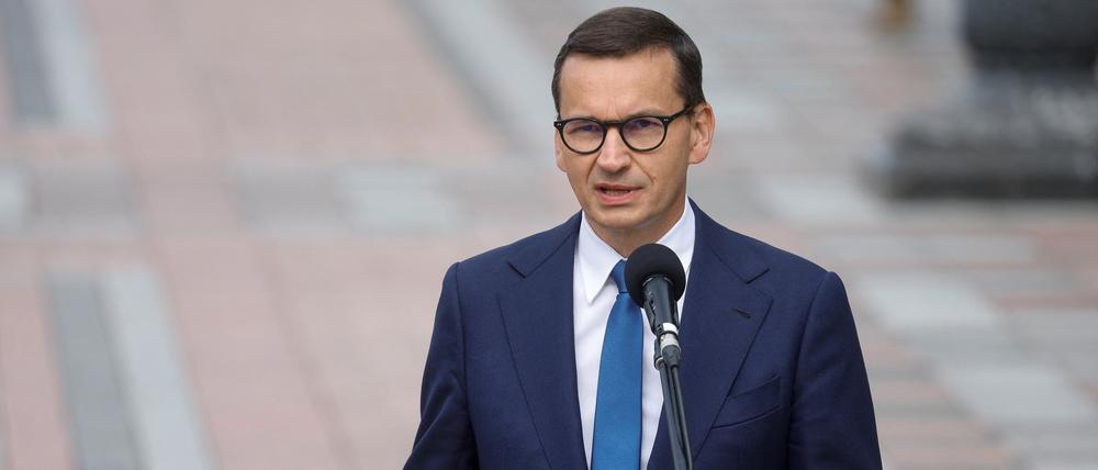Mateusz Morawiecki spricht zur Presse.