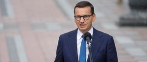 Mateusz Morawiecki spricht zur Presse.