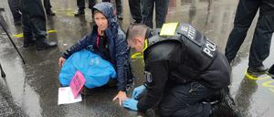 Bei strömendem Regen klebten einzelne Aktivist:innen auch am Mittag noch auf dem Asphalt.