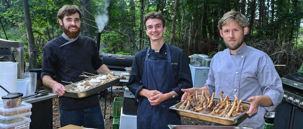 Emil Petersen (l-r), Simon Ortel und Ricco Stiehm sind die drei Jungs von der Eberswalder Kochkommode.