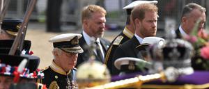 Bilder, die man nicht vergisst. König Charles III. und Prinz Harry folgen dem Sarg ihrer Mutter und Großmutter.