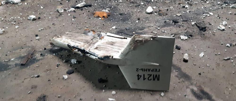 Dieses undatierte Foto zeigt das Wrack einer iranischen Shahed-Drohne, die in der Nähe von Kupiansk (Ukraine) abgeschossen wurde, wie Kiew mitteilte.