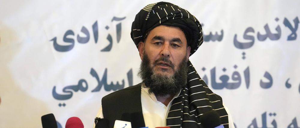 Bashir Nursai spricht während seiner Entlassungszeremonie im Intercontinental Hotel. 