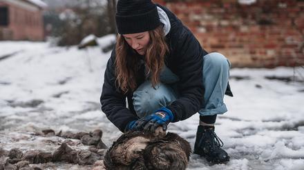 Alicia Linz weiß nicht nur, wo ihr Leder herkommt, sie kann auf der Jagd erlegtes Wild, selbst verarbeiten.