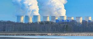 Blick über den Rand des ehemaligen Braunkohletagebaus Cottbus-Nord auf das Braunkohlekraftwerk Jänschwalde.