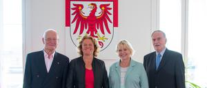 Brandenburgs frühere Landtagspräsidenten Herbert Knoblich (l.) und Gunter Fritsch, Ex-Präsidentin Britta Stark (2.v.l.) und die amtierende Landtagschefin Ulrike Liedtke 2020.