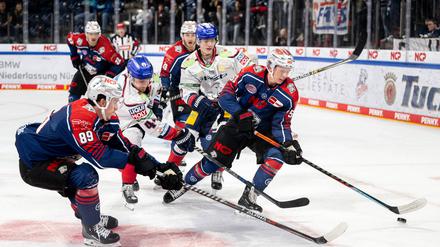 Mittenmang bei den Profis. Eric Hördler (Zweiter von links) beim Spiel in Nürnberg.
