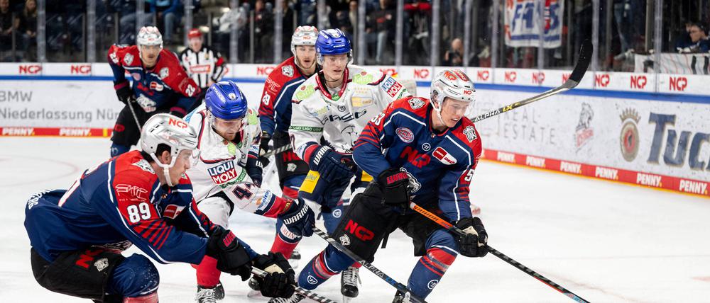 Mittenmang bei den Profis. Eric Hördler (Zweiter von links) beim Spiel in Nürnberg.