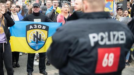 Ein pro-ukrainischer Demonstrant auf einer Gegendemonstration gegen einen Aufmarsch prorussischer Aktivisten auf dem Frankfurter Opernplatz.