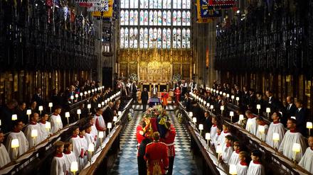 The coffin of Queen Elizabeth II is carried into St George's Chapel in Windsor Castle, Berkshire for her Committal Service. Picture date: Monday September 19, 2022. Jonathan Brady/Pool via REUTERS