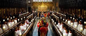 The coffin of Queen Elizabeth II is carried into St George's Chapel in Windsor Castle, Berkshire for her Committal Service. Picture date: Monday September 19, 2022. Jonathan Brady/Pool via REUTERS