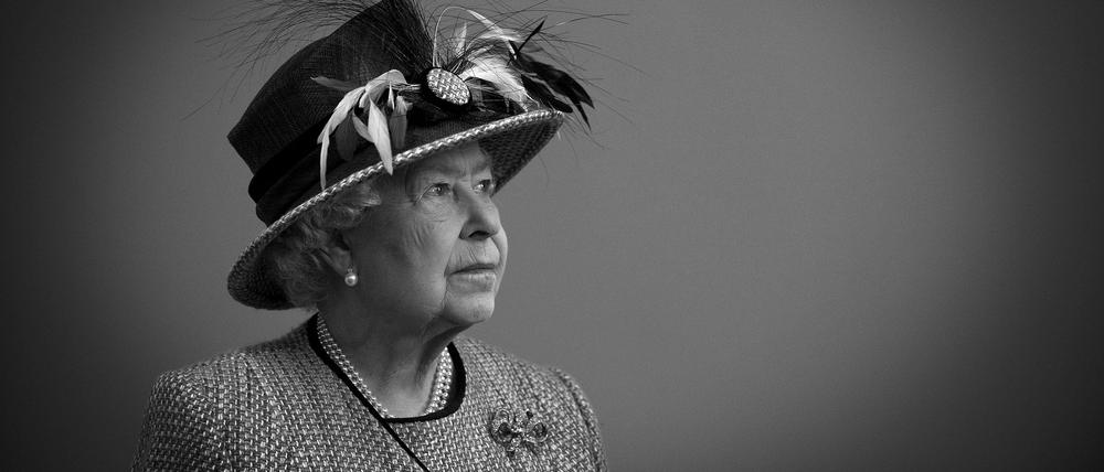 Foto von 2012: Königin Elizabeth II. bei der Eröffnung des renovierten Somerset House East Wing, King’s College London. 