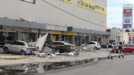 Autos, die beim Erdbeben in Manzanillo, Mexiko zerstört wurden