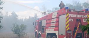 Waldbrandbekämpfung bei Falkenberg im Elbe-Elster-Kreis. 