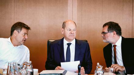 Kanzler Olaf Scholz zwischen Kanzleramtsminister Wolfgang Schmidt und Wirtschaftsminister Robert Habeck