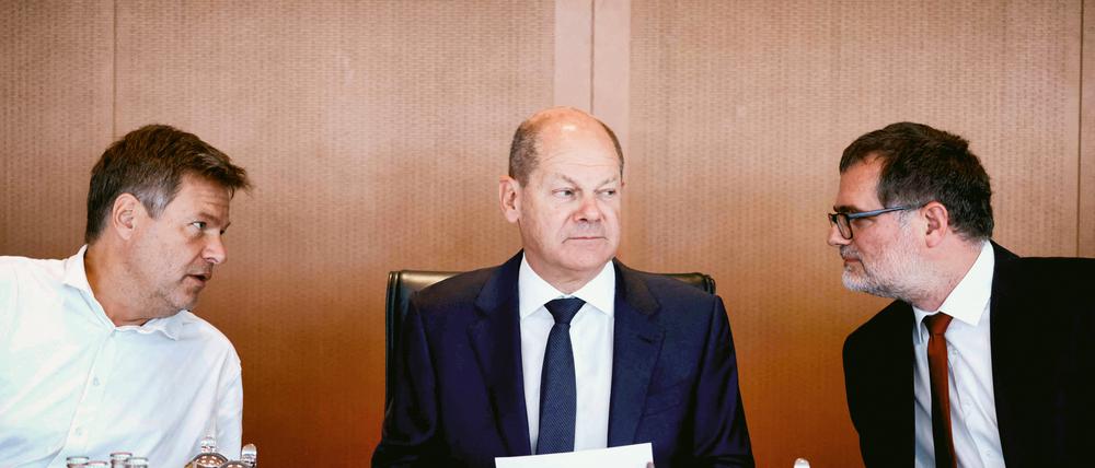 Kanzler Olaf Scholz zwischen Kanzleramtsminister Wolfgang Schmidt und Wirtschaftsminister Robert Habeck
