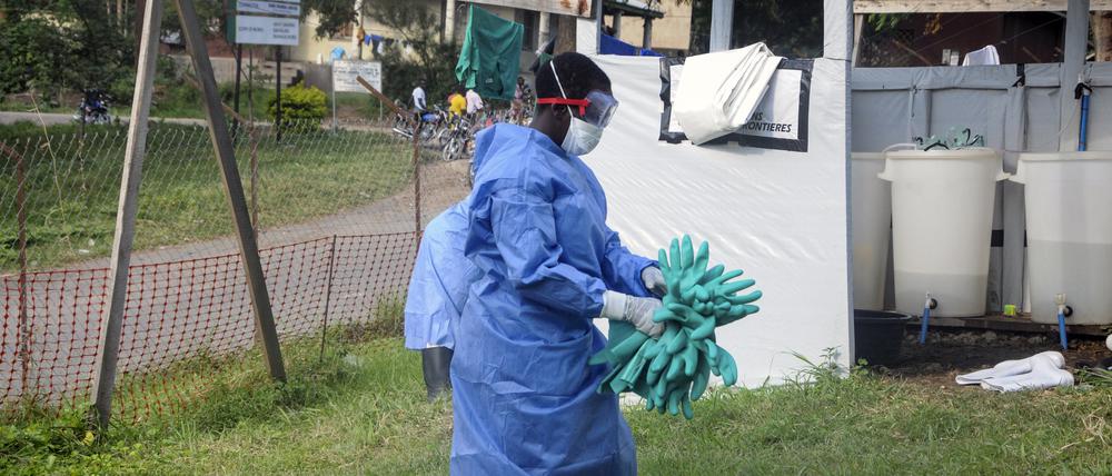 Ein Mitarbeiter in medizinischer Schutzkleidung in Bwera in Uganda im Jahr 2019.