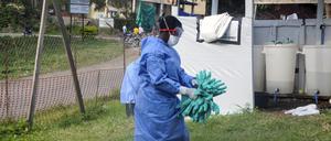 Ein Mitarbeiter in medizinischer Schutzkleidung in Bwera in Uganda im Jahr 2019.