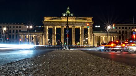 Die Polizei beobachtete, wie die Autos eines Hochzeitskorsos mit heulenden Motoren und ständigem Warnblinken auf das Tor zufuhren und stoppten die Fahrer dort.