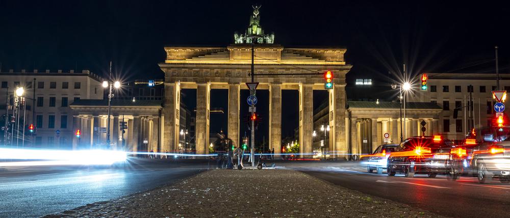Die Polizei beobachtete, wie die Autos eines Hochzeitskorsos mit heulenden Motoren und ständigem Warnblinken auf das Tor zufuhren und stoppten die Fahrer dort.