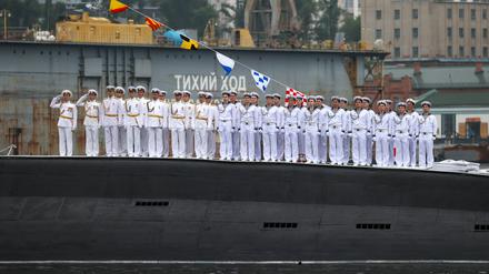 Eine russische Militärparade am 31. Juli 2022 in Zolotoy Rog. Die Matrosen stehen auf einem U-Boot der Kilo-Klasse.