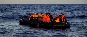 Schlauchboot mit Migranten im Mittelmeer (Symbolbild)