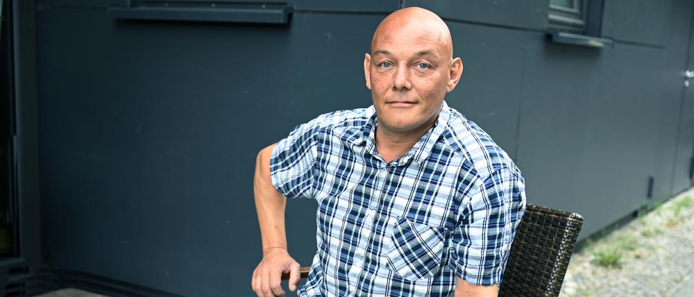 Andreas Bach war als Strafgefangener bis vor kurzem Chefredakteur der Berliner Gefangenenzeitschrift „Lichtblick“. Zurzeit bereitet sich der Malermeister im Offenen Vollzug auf seine Entlassung vor.