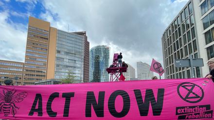 In den vergangenen Tagen hatte die Gruppe mehrfach Straßen im Stadtzentrum unweit des Regierungsviertels blockiert, unter anderem am Potsdamer Platz.
