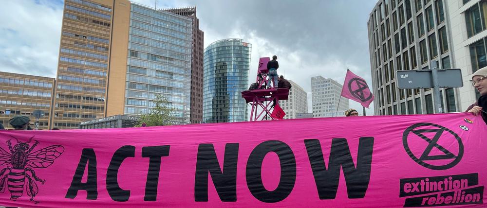 In den vergangenen Tagen hatte die Gruppe mehrfach Straßen im Stadtzentrum unweit des Regierungsviertels blockiert, unter anderem am Potsdamer Platz.