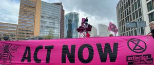 In den vergangenen Tagen hatte die Gruppe mehrfach Straßen im Stadtzentrum unweit des Regierungsviertels blockiert, unter anderem am Potsdamer Platz.