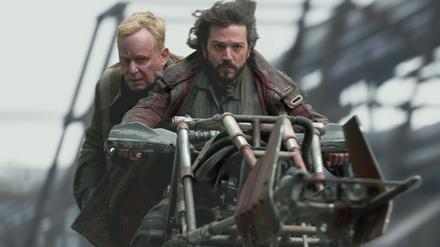 Stellan Skarsgard als Luthen Rael und Diego Luna als Cassian Andor in der Disney+-Serie „Andor“.