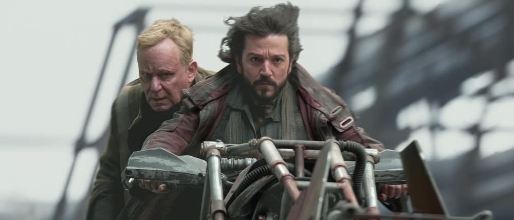 Stellan Skarsgard als Luthen Rael und Diego Luna als Cassian Andor in der Disney+-Serie „Andor“.