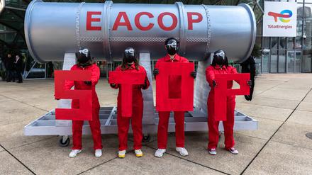 Klimaaktivist*innen protestieren im März gegen den Bau der Pipeline vor der TotalEnergies-Zentrale. 