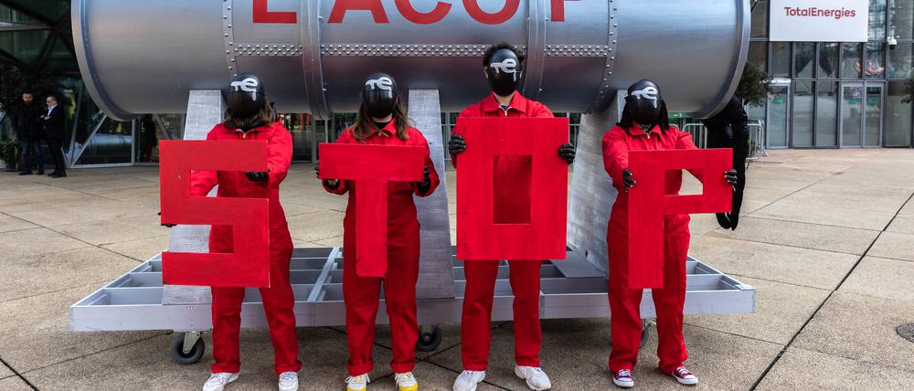 Klimaaktivist*innen protestieren im März gegen den Bau der Pipeline vor der TotalEnergies-Zentrale. 