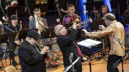 Titus Engel und die Musiker:innen der Big Band der Deutschen Oper Berlin sowie des Jazz-Instituts Berlin. 