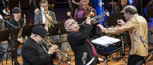 Titus Engel und die Musiker:innen der Big Band der Deutschen Oper Berlin sowie des Jazz-Instituts Berlin. 
