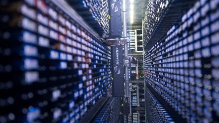Ein automatisches Lager für Magnet-Datenbänder (Tape-Bibliothek) arbeitet am 23.02.2012 in einem Nebenraum des Supercomputers „Blizzard“ im Deutschen Klimarechenzentrum in Hamburg. 