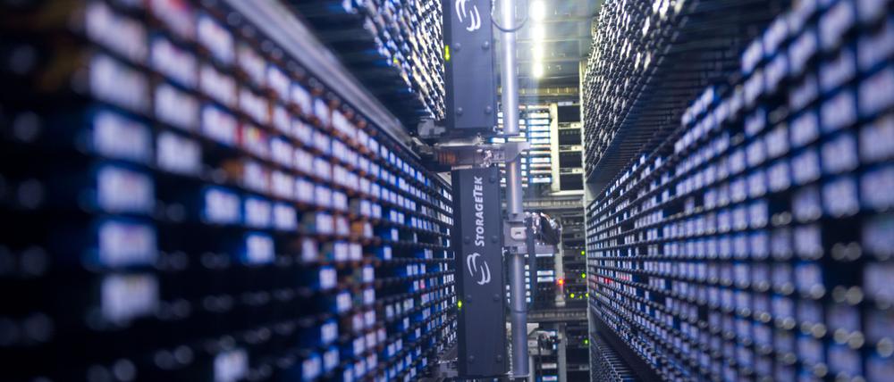 Datenspuren, überall: Ein Blick in eine Magnet-Datenbänder-Bibliothek.