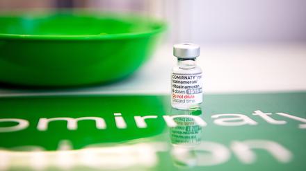 Ein Vial des angepassten Biontech-Impfstoffs