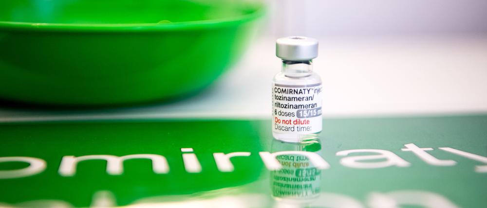 Ein Vial des angepassten Biontech-Impfstoffs