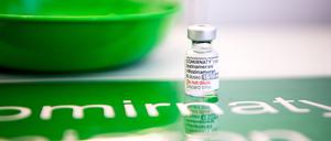 Ein Vial des angepassten Biontech-Impfstoffs
