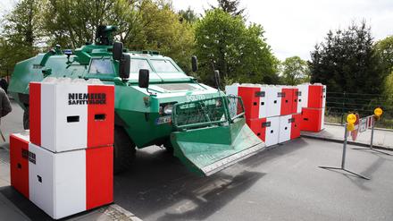 Eingesetzt werden auch Spezialfahrzeuge der Polizei und Feuerwehr. 