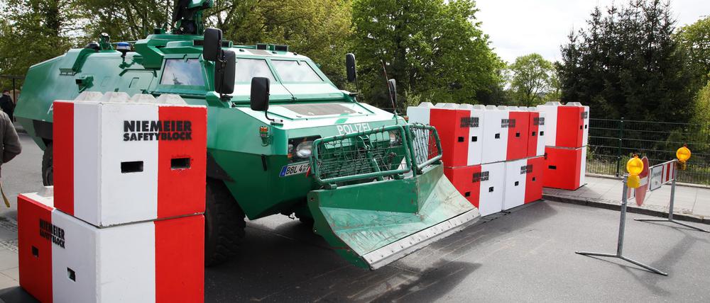 Eingesetzt werden auch Spezialfahrzeuge der Polizei und Feuerwehr.
