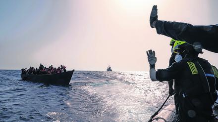 Crew-Mitglieder des Rettungsschiffes „Humanity 1“ der Organisation SOS Humanity. 