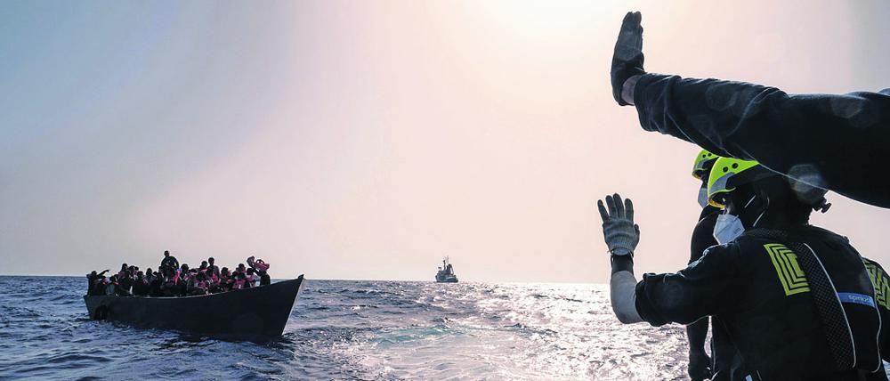Crew-Mitglieder des Rettungsschiffes „Humanity 1“ der Organisation SOS Humanity. 