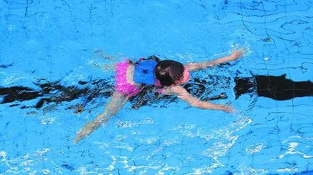 Die sechsjährige Amanda schwimmt am Dienstag (20.09.2011) mit Schwimmhilfen im Becken der Schwimmhalle Schwerin-Lankow. Im wasserreichsten deutschen Bundesland warten Kinder oft monatelang auf einen Schwimmkurs. Das DRK schätzt die Zahl der Nichtschwimmer im Land auf rund 30 Prozent allein unter den 10- bis 12-Jährigen. Etwa jeder dritte bis vierte Grundschüler im Land habe gar kein Schwimmen auf dem Stundenplan.