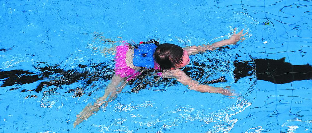 Die sechsjährige Amanda schwimmt am Dienstag (20.09.2011) mit Schwimmhilfen im Becken der Schwimmhalle Schwerin-Lankow. Im wasserreichsten deutschen Bundesland warten Kinder oft monatelang auf einen Schwimmkurs. Das DRK schätzt die Zahl der Nichtschwimmer im Land auf rund 30 Prozent allein unter den 10- bis 12-Jährigen. Etwa jeder dritte bis vierte Grundschüler im Land habe gar kein Schwimmen auf dem Stundenplan.