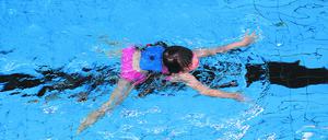 Schwimmen zu können, ist wichtig. Der Weg zur Halle ist jedoch richtig teuer.