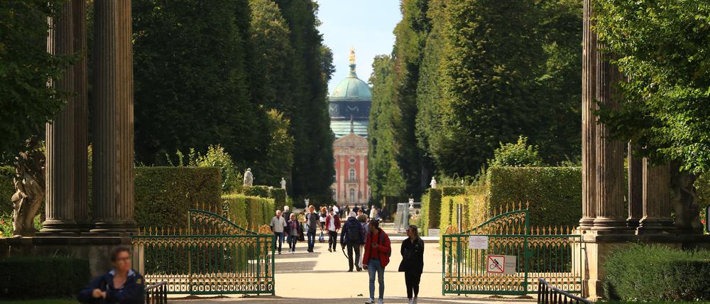 Besucher im Park von Schloss Sanssouci in Potsdam.